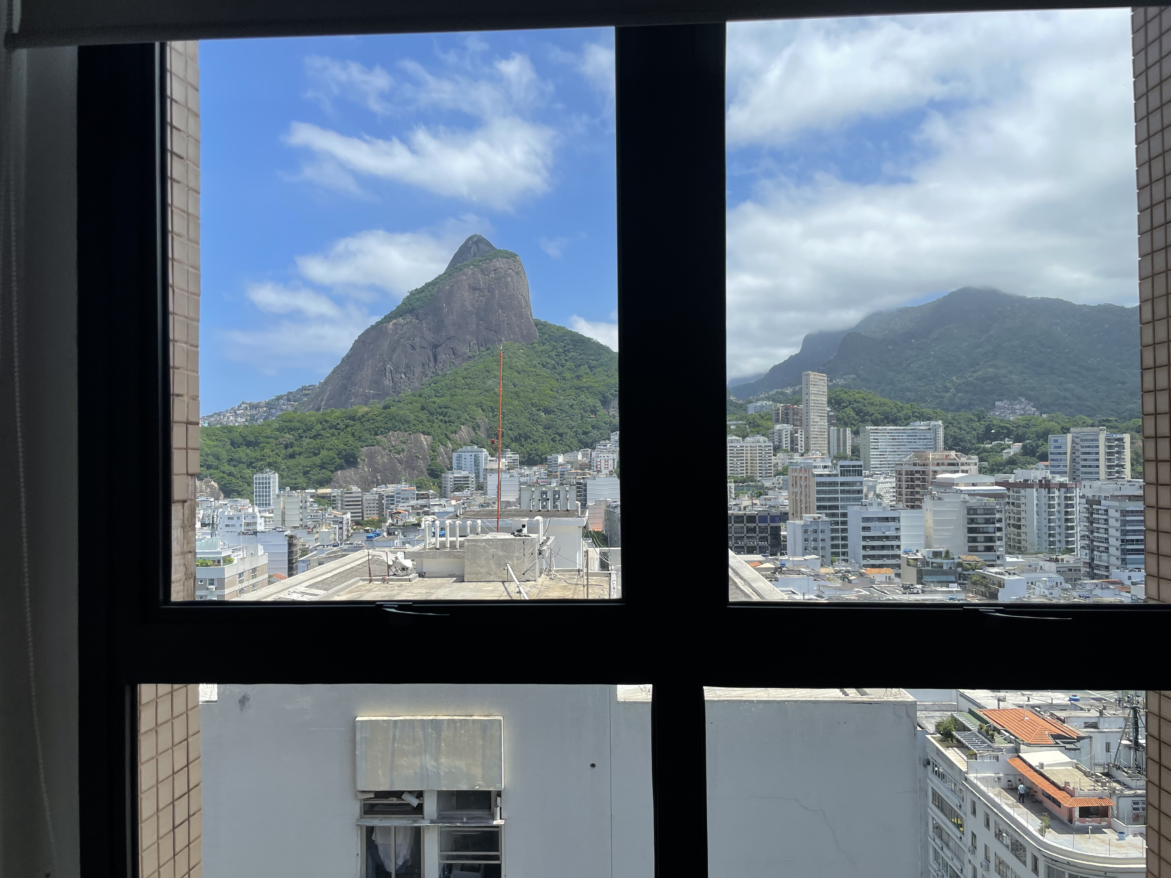 Top leblon 2 quartos sendo 1 suite