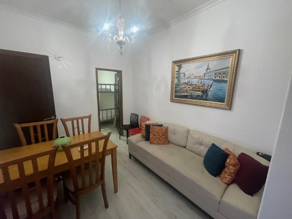 2 quartos, bem reformado, 2 banheiros, todo equipado