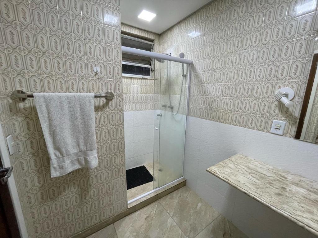 2 quartos, bem reformado, 2 banheiros, todo equipado