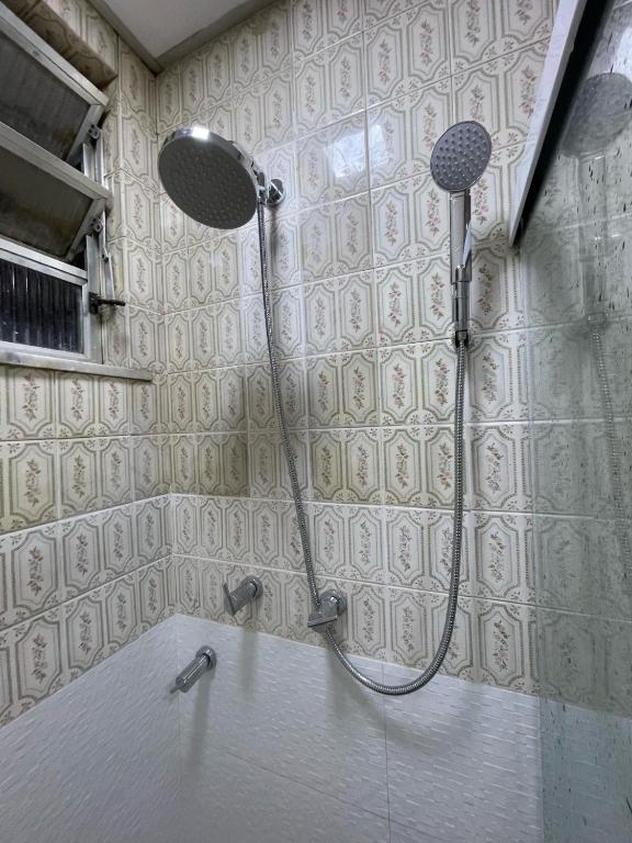 2 quartos, bem reformado, 2 banheiros, todo equipado