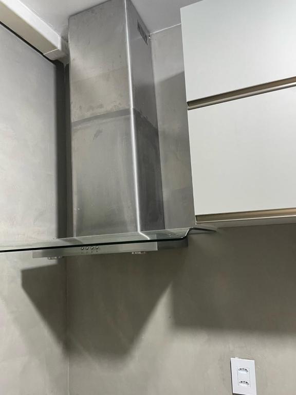 2 quartos, bem reformado, 2 banheiros, todo equipado