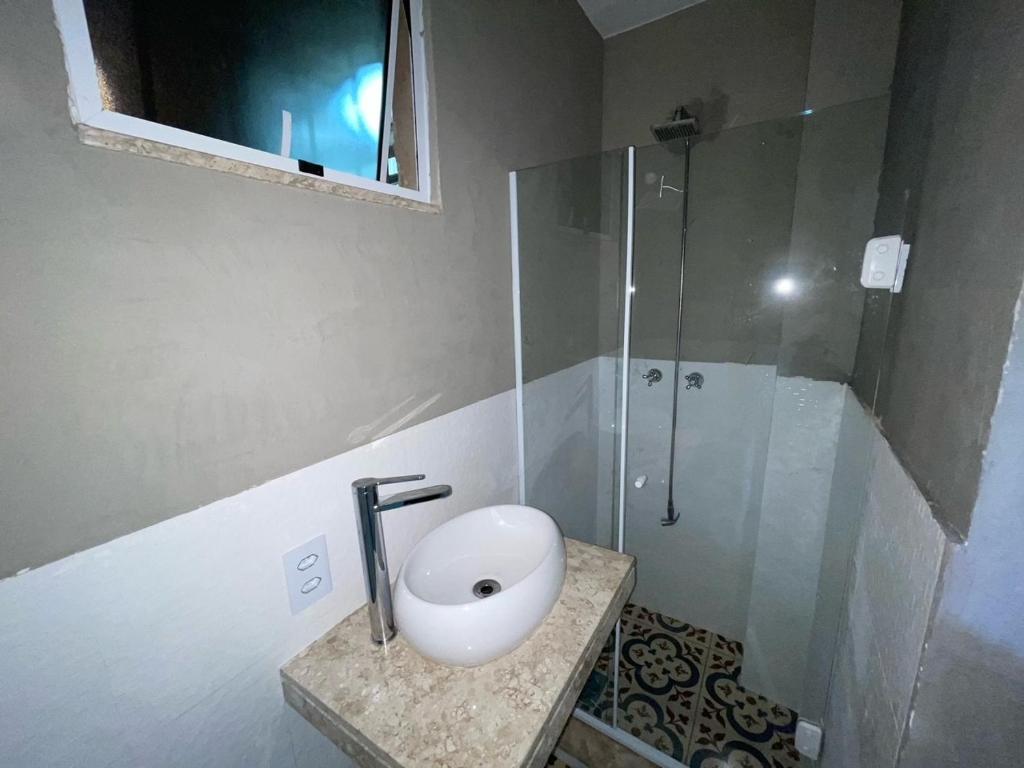 2 quartos, bem reformado, 2 banheiros, todo equipado