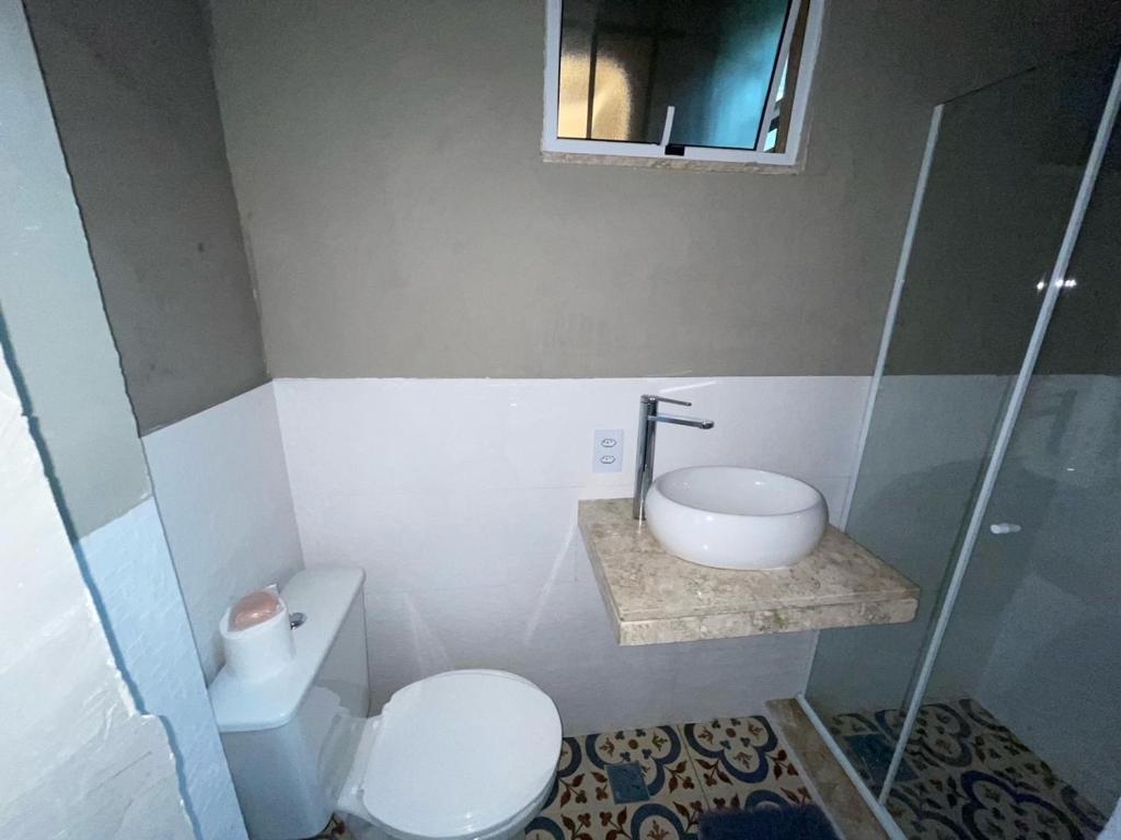 2 quartos, bem reformado, 2 banheiros, todo equipado