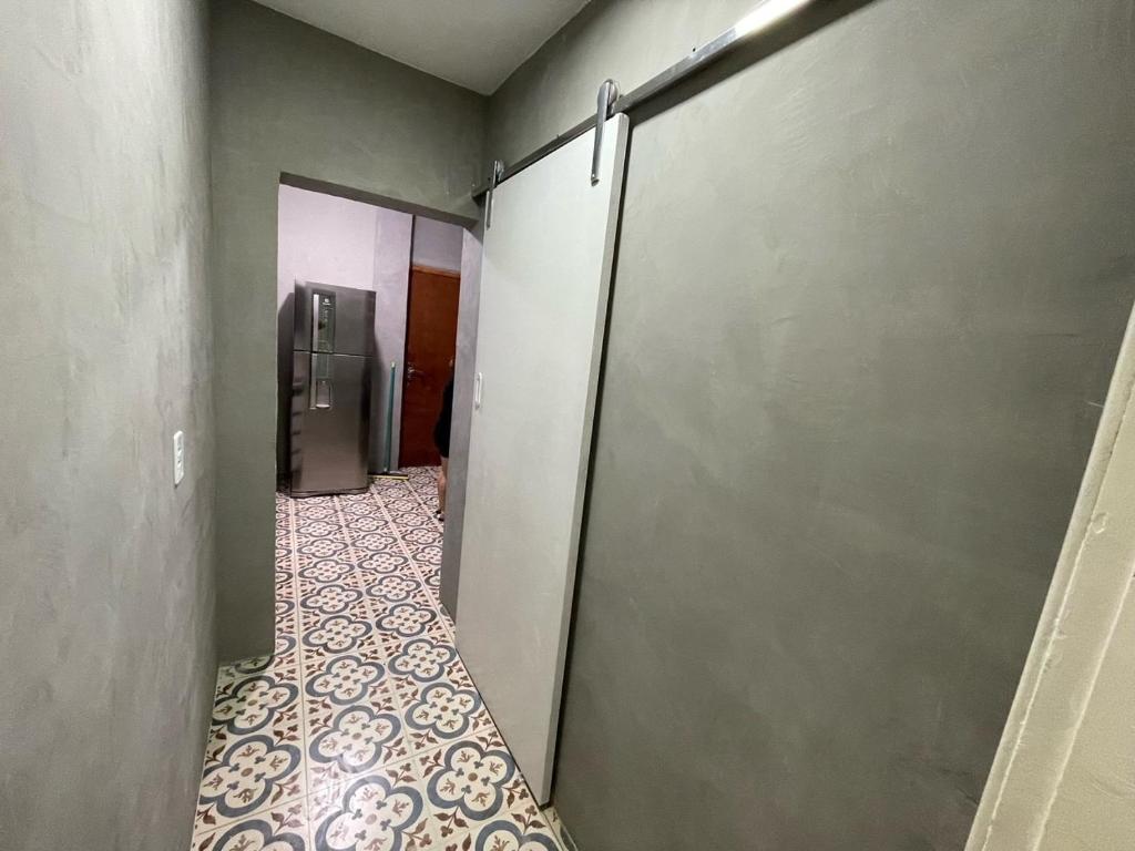 2 quartos, bem reformado, 2 banheiros, todo equipado