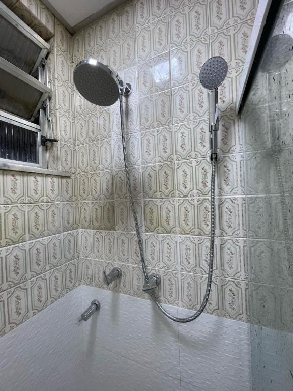 2 quartos, bem reformado, 2 banheiros, todo equipado