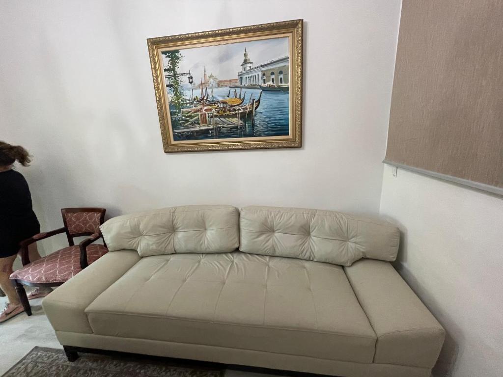 2 quartos, bem reformado, 2 banheiros, todo equipado