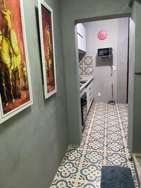 2 quartos, bem reformado, 2 banheiros, todo equipado