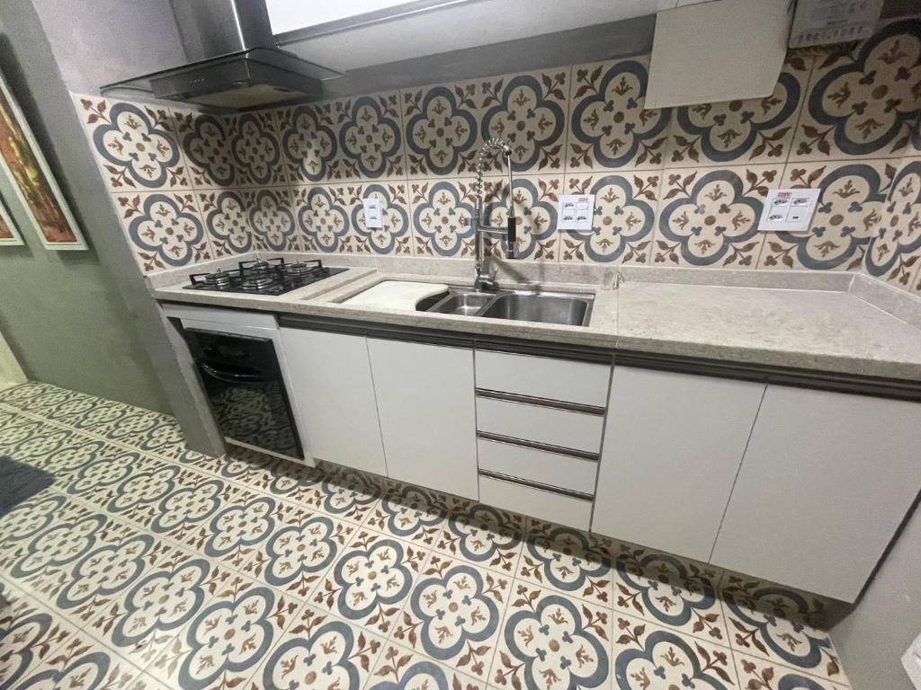 2 quartos, bem reformado, 2 banheiros, todo equipado