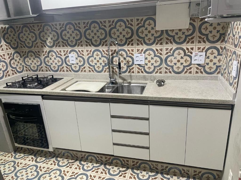 2 quartos, bem reformado, 2 banheiros, todo equipado