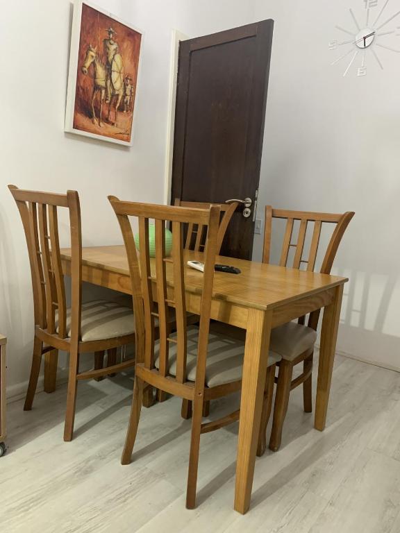 2 quartos, bem reformado, 2 banheiros, todo equipado