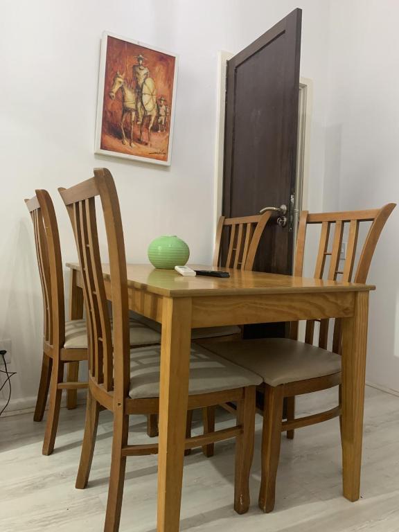 2 quartos, bem reformado, 2 banheiros, todo equipado