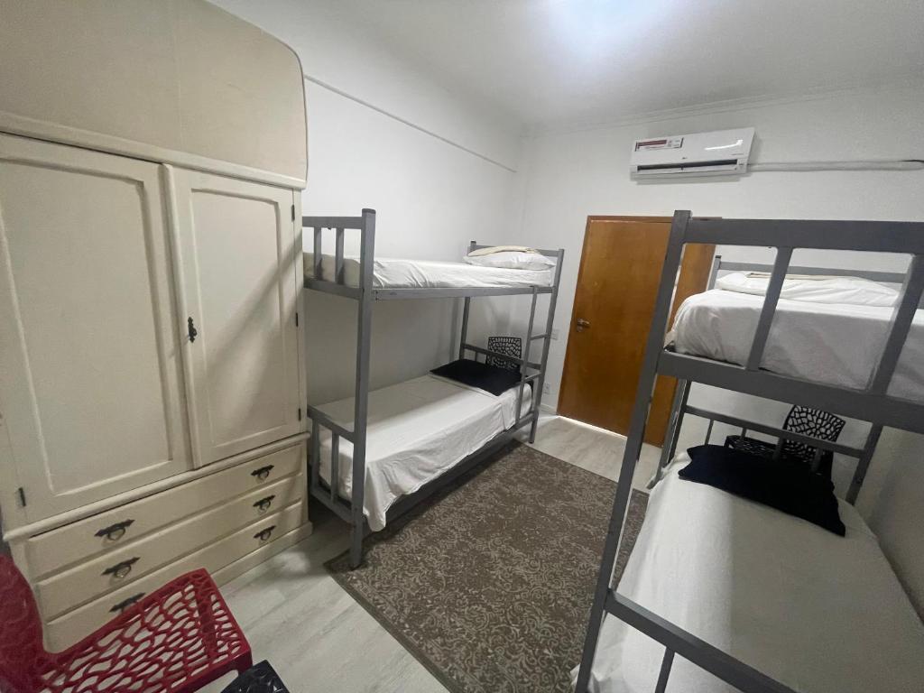 2 quartos, bem reformado, 2 banheiros, todo equipado