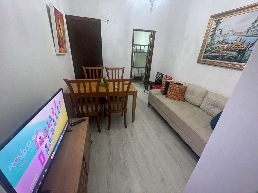 2 quartos, bem reformado, 2 banheiros, todo equipado