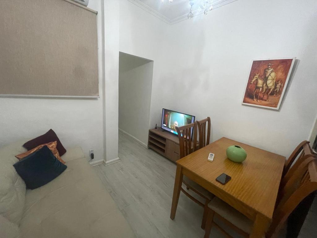 2 quartos, bem reformado, 2 banheiros, todo equipado