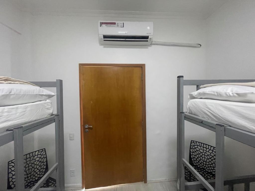 2 quartos, bem reformado, 2 banheiros, todo equipado