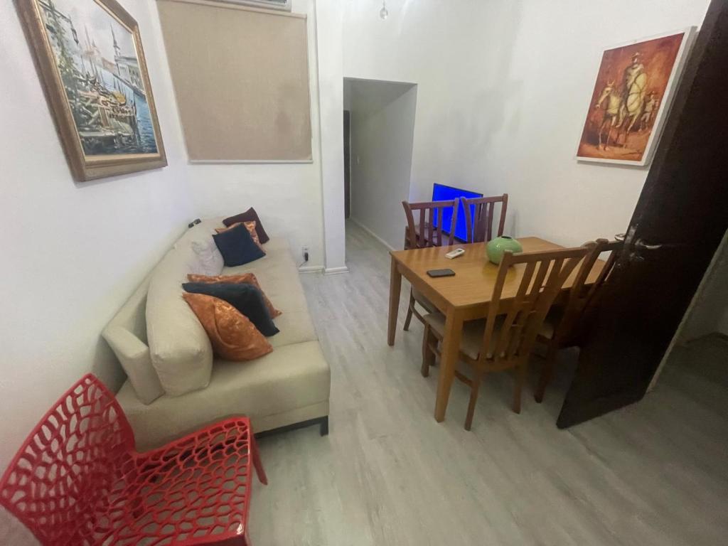 2 quartos, bem reformado, 2 banheiros, todo equipado