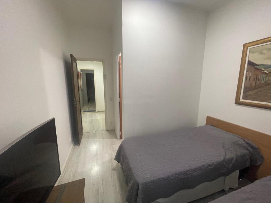 2 quartos, bem reformado, 2 banheiros, todo equipado