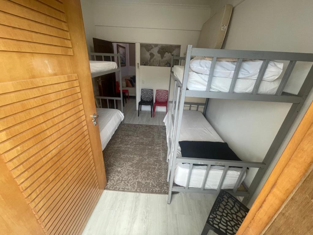 2 quartos, bem reformado, 2 banheiros, todo equipado