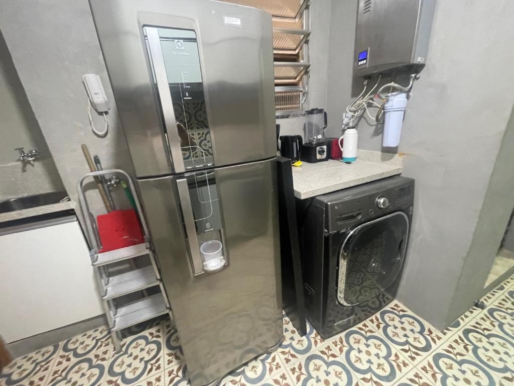 2 quartos, bem reformado, 2 banheiros, todo equipado